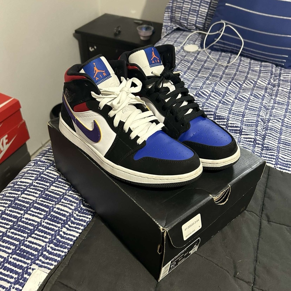 Lakers top 3 Jordan 1 mid